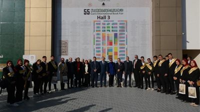 وزير التعليم العالي يتابع جهود الجامعات المشاركة بمعرض القاهرة الدولي للكتاب (صور)