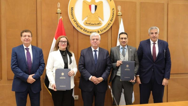 توقيع اتفاق بين الفرع
