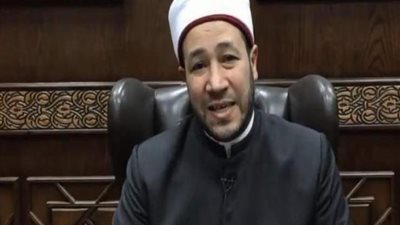 تغيير اتجاه القبلة خلال الصلاة بعد إدراك انحراف بسيط.. أمين الفتوى يرد