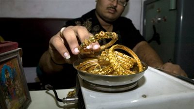 ما هو حكم أخذ الزوج شبكة زوجته؟