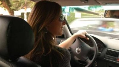 طالب جامعي يسأل: هل يجوز أن تركب زميلتي معي في سيارتي وحدنا؟