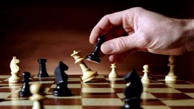 ما حكم اللعب بالشطرنج؟ وهل يختلف حكمه عن حكم اللعب بالنرد عند الفقهاء؟