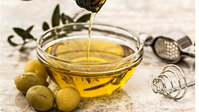 «من البيت».. وصفات سحرية عن زيت الزيتون للشعر