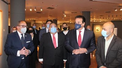 بالصور .. وزير التعليم العالي يتفقد المتحف الفني المعاصر بجامعة حلوان