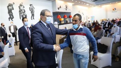 بالصور.. تسليم 60 عقد عمل لذوي القدرات  بالبحر الأحمر