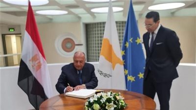 بالصور.. سامح شكري يسجل أول توقيع في كتاب كبار الزوار بالخارجية القبرصية