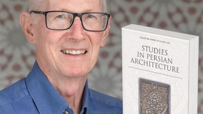 فوز أستاذ بالجامعة الأمريكية بالقاهرة بالجائزة العالمية لكتاب العام في إيران