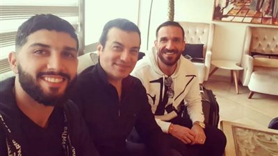 إيهاب توفيق برفقة نجوم الكرة التونسية على معلول وفرجاني ساسي في أحدث ظهور