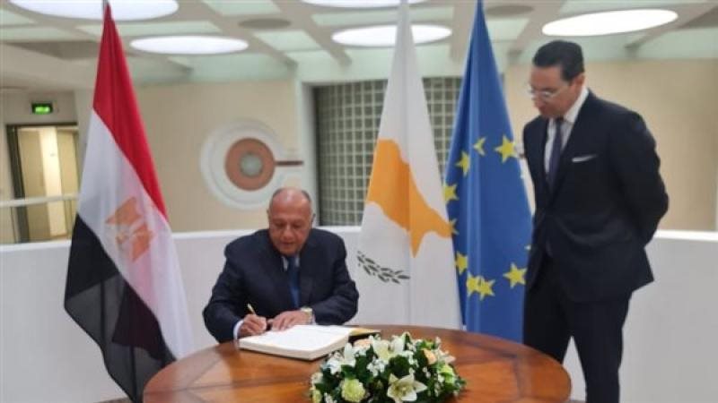 وزير الخارجية يوقع