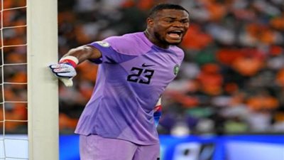 جمهور منتخب الأولاد يهدد حارس نيجيريا بعد تألقه في أمم إفريقيا