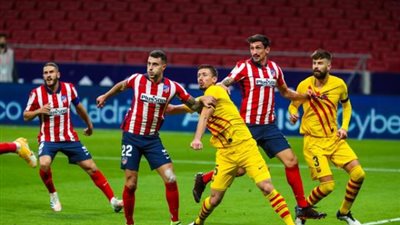 أتلتيكو مدريد يتقدم على برشلونة بهدف في الشوط الأول