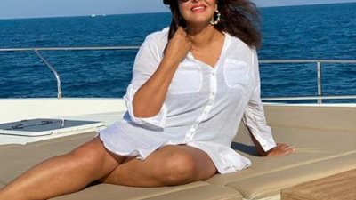 هالة صدقي بإطلالة مثيرة بالأبيض: الشمس والبحر