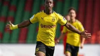 عمره 16 عاما ويوم واحد.. معجزة دورتموند تدخل تاريخ الدوري الألماني