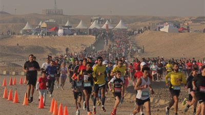 وزير الشباب والرياضة يعطي إشارة البدء للنسخة الثالثة من سباق هرم سقارة