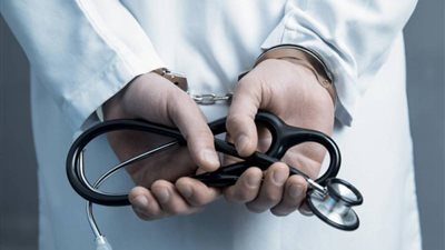 تفاصيل مشروع قانون المسؤولية الطبية: حالات إعفاء الأطباء من المحاسبة في حالات وقوع ضرر للمرضى