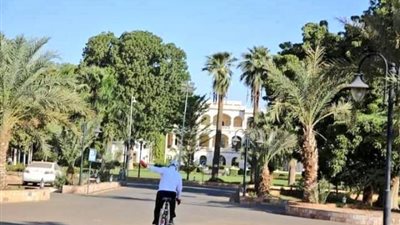 يحاول تقليد الرئيس السيسي.. مسئول كبير يصل إلى قصر الرئاسة بالدراجة