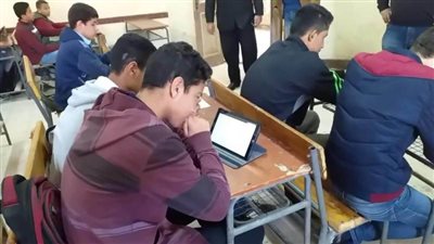 تأخر تسليم التابلت يصنع الأزمات .. و«التعليم» مقصرة في محاربة الكتب الخارجية| خاص