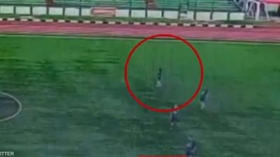 صاعقة رعدية تنهي حياة  لاعب كرة قدم اثناء مباراة في  اندونسيا
