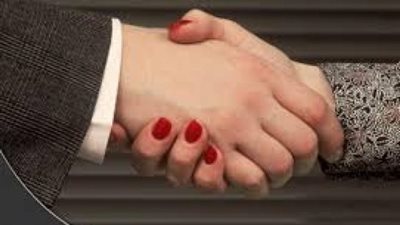 متي تجوز مصافحة الرجل للمرأة الأمريكية؟