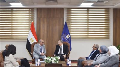 « الصحة العالمية » تؤكد : مصر تمتلك إمكانيات التقدم في مجال المستحضرات والمستلزمات الطبية