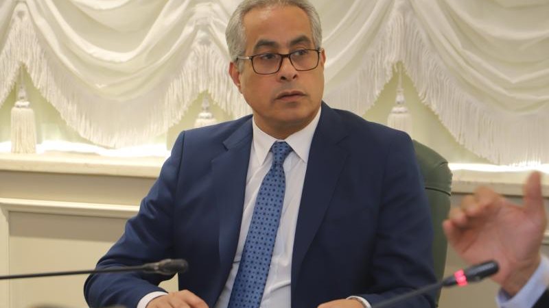 وزير العمل خلال الاجتماع