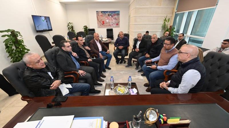 وزير الإسكان خلال