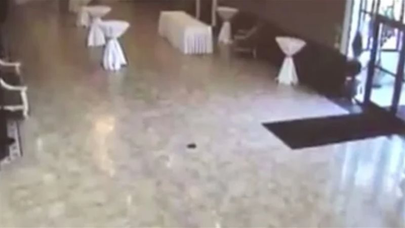 أشباح داخل قاعة حفل