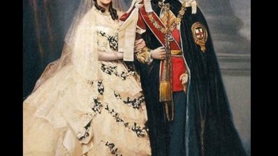 لفتة رومانسية وراء ابتكار العروة فى أعلى الجاكيت.. من قام بها؟