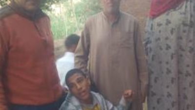 مسن يحمل ابنه من ذوي الاحتياجات الخاصة على كتفيه في المستشفيات...و”التضامن” تحل المأساة