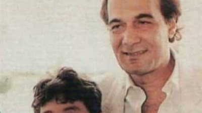 عمرو محمود ياسين يحيي الذكرى الأربعين لرحيل والده بصورة نادرة