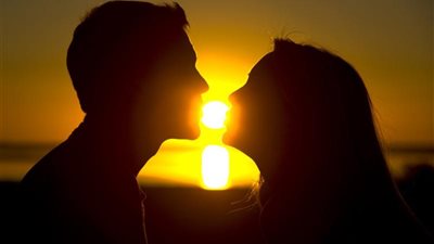 قبلة الجماجم.. شاهد أغرب لقطة حميمة في عيد الحب وسط ذهول الأطفال