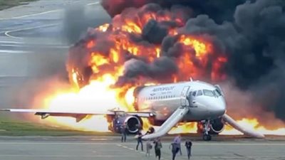 عاجل.. اشتعال النيران في طائرة ركاب.. وأنباء عن وقوع ضحايا