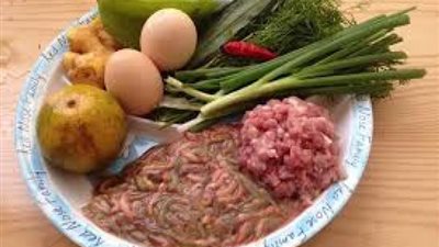 بالصور.. ليست الصين وحدها من تأكل الحشرات.. طبق ”الدود بالبيض” أشهر وجبة في فيتنام