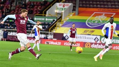 بيرنلي يحقق فوزه الأول بالدوري الإنجليزي