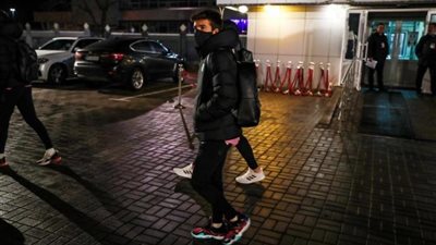 بعثة برشلونة تصل كييف لمواجهة دينامو بدوري الأبطال (صور)