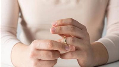 إمرأة تزوجت بشخص يكبرها وقلبها به حب قديم.. هل هي آثمة؟