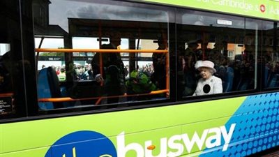 التسوق داخل السوبر ماركت وركوب الأتوبيسات.. الملكة إليزابيث تتخلى عن القواعد الملكية