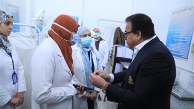 ميكنة ألبان الأطفال وتوزيع أطباء الأسنان..  توجيهات صارمة لوزير الصحة في جولة مركز طب الأسرة بالشروق