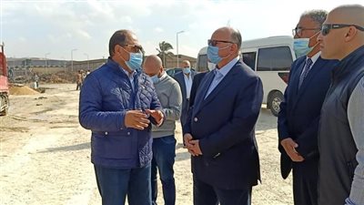 اللواء خالد عبد العال يتفقد  اعمال نقل وتسكين الباعة بسوق التونسى الجديد