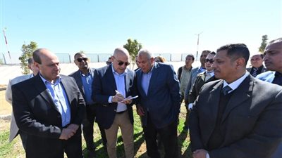 بالصور.. وزير الإسكان ومحافظ الوادى الجديد يتفقدان حديقة 30 يونيو الترفيهية