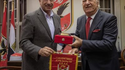 الخطيب يهدي درع الأهلي إلى الموسيقار عمر خيرت