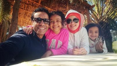 سامح حسين ينشر صورة بصحبة زوجته وابنتيه: ذكريات حلوة