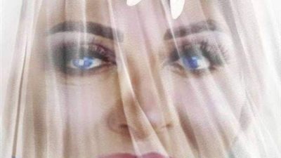 هالة صدقي تنشر صورتها بطرحة الزفاف.. ومتابعوها: مبروك