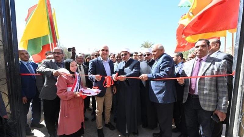 وزير الإسكان خلال