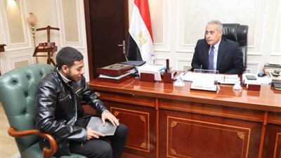 شاهد.. حسن شحاتة يستقبل شاب من ذوي الهمم ويوفر له فرصة عمل