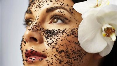 وصفات منزلية ساحرة لتقشير الوجه.. تعرفي عليها