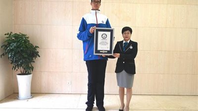 دخل موسوعة جينيس بعمر الـ14 عامًا .. معلومات مثيرة عن أطول مراهق في العالم