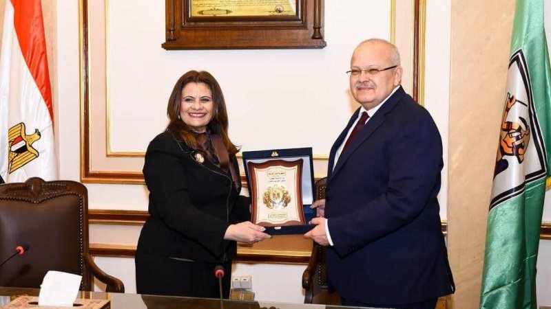 وزيرة الهجرة تهدي