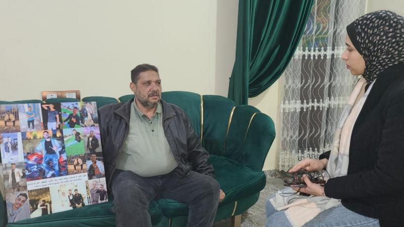 محررة الموجز مع أسرة