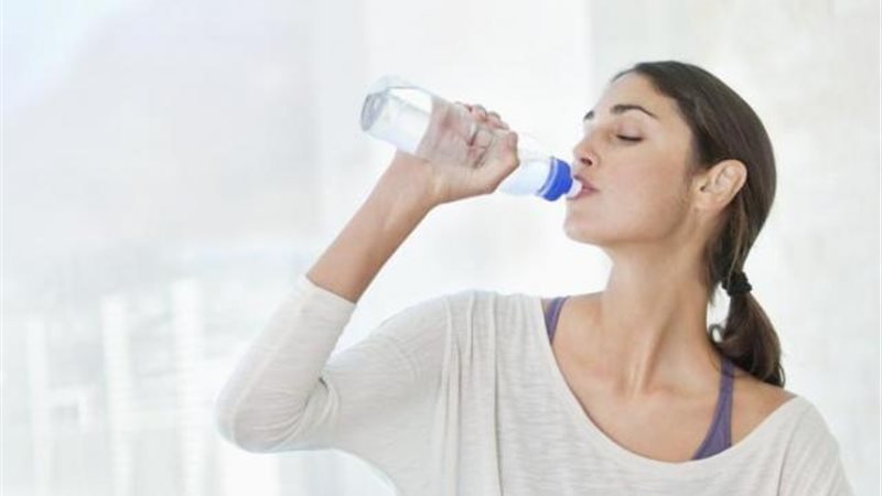 تناول كوب من الماء